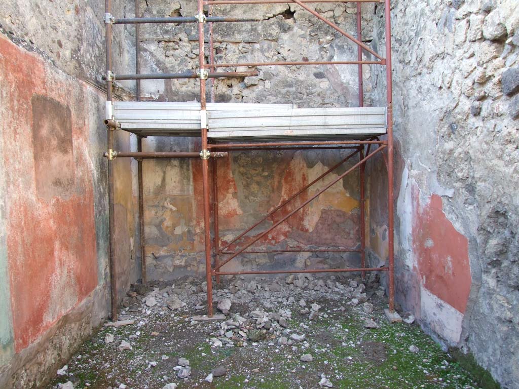 V.1.18 Pompeii. December 2007. Room “l” on north side of corridor, looking west.
According to NdS, in this exedra the painted walls had a black dado and each wall was divided into panels of red and yellow.
On the red panels were three paintings, but only one was preserved.
This showed a bearded Satyr and a Bacchante.
In the yellow panel at the side, one could see a Satyr carrying a Bacchante on his shoulders.
See Notizie degli Scavi di Antichità, Gennaio 1876, (p. 77).