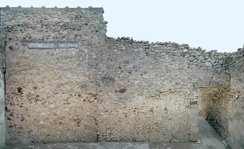 V.1.18 Pompeii. c.2005-2008.
Room “m”, looking towards south wall, with doorway to corridor “m’ ” leading to peristyle, on right.
Photo by Hans Thorwid.
Photo courtesy of The Swedish Pompeii Project.