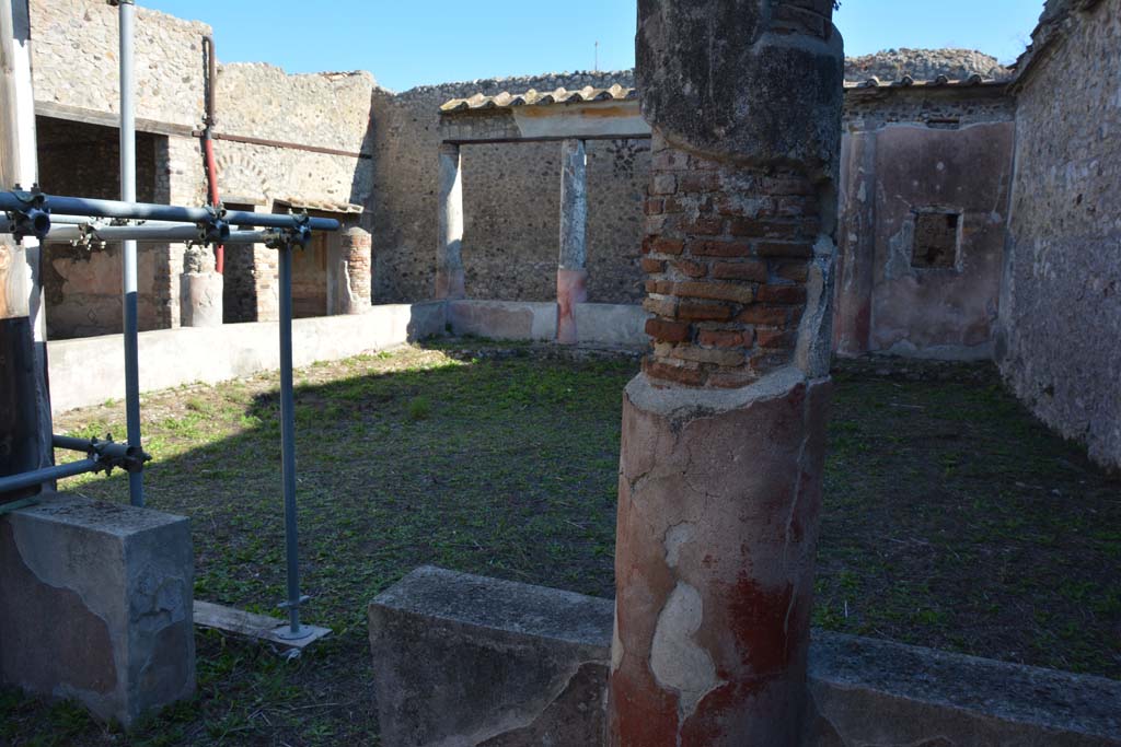 V.1.18 Pompeii. October 2019. Looking north-east across peristyle “i”.
Foto Annette Haug, ERC Grant 681269 DÉCOR.