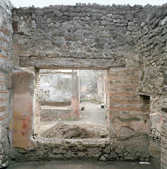 V.1.18 Pompeii. c.2005-2008.
Room “n”, oecus, looking towards south wall with window onto peristyle. Photo by Hans Thorwid.
Photo courtesy of The Swedish Pompeii Project