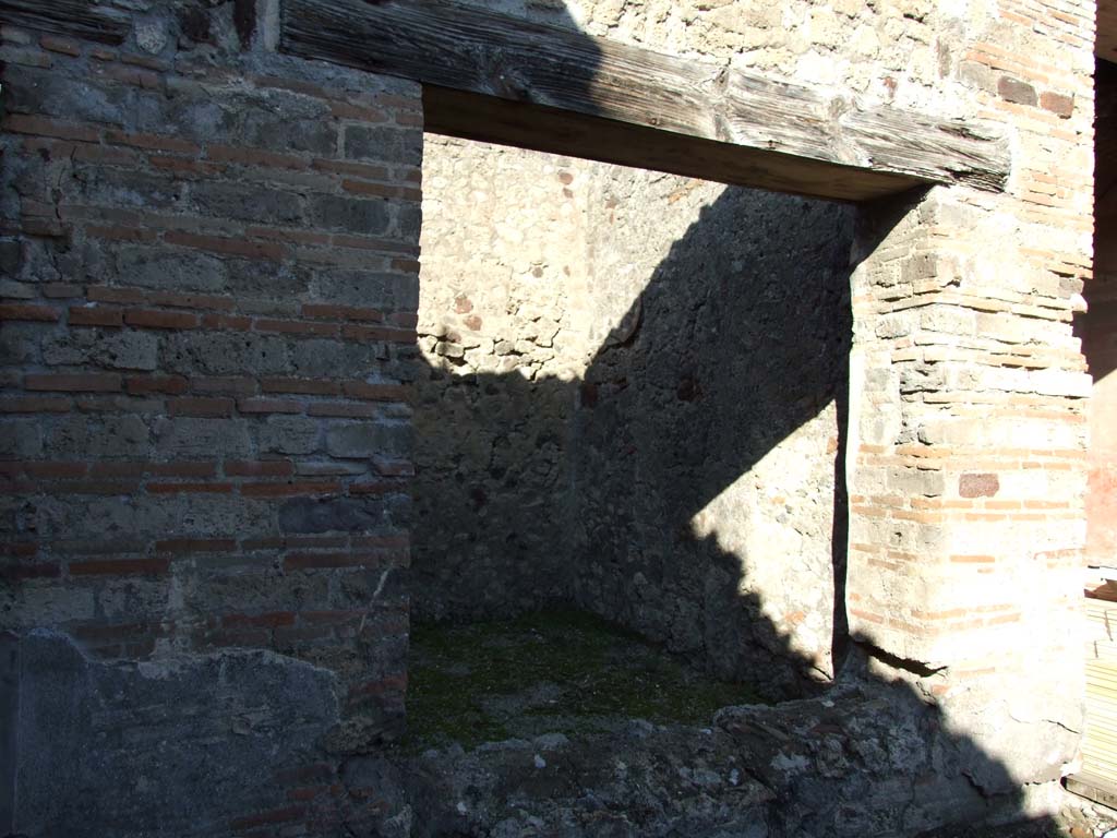 V.1.18 Pompeii. December 2007. Oecus “n” with window, room on east of corridor “m” leading north from peristyle.
Looking north-east through window from peristyle.