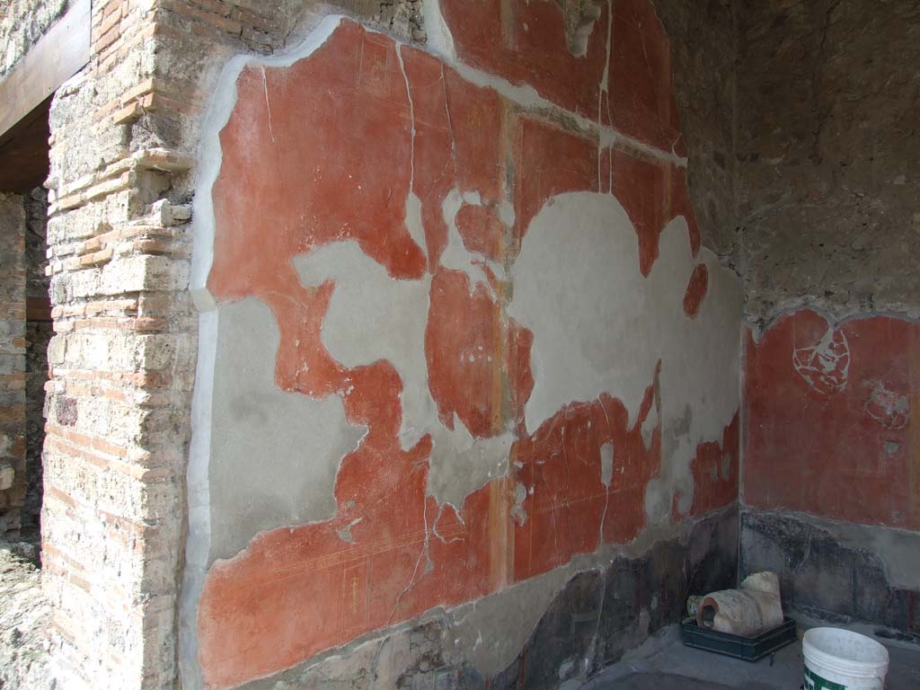V.1.18 Pompeii. March 2009.
Exedra “o”, west wall. In the middle of the west wall was a painting of Danae holding the child Perseus arriving in Seriphos.
