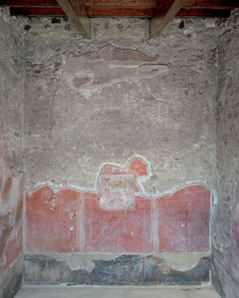 V.1.18 Pompeii. 2012.
Room “o”, exedra, north wall. Photo by Hans Thorwid.
“North wall in 2012. Lower part and floor line taken in 2012.”
Photo and words courtesy of The Swedish Pompeii Project.