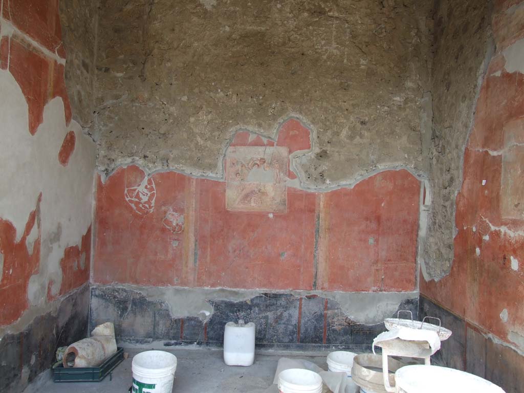 V.1.18 Pompeii. March 2009. Looking towards north wall of Exedra “o”.
According to NdS, found in this exedra on 10th January 1876 was a large (0.35 wide x 0.24 high) bronze musical instrument in the form of a pan-pipe.
See Notizie degli Scavi di Antichità, Gennaio 1876, (p.77-8)