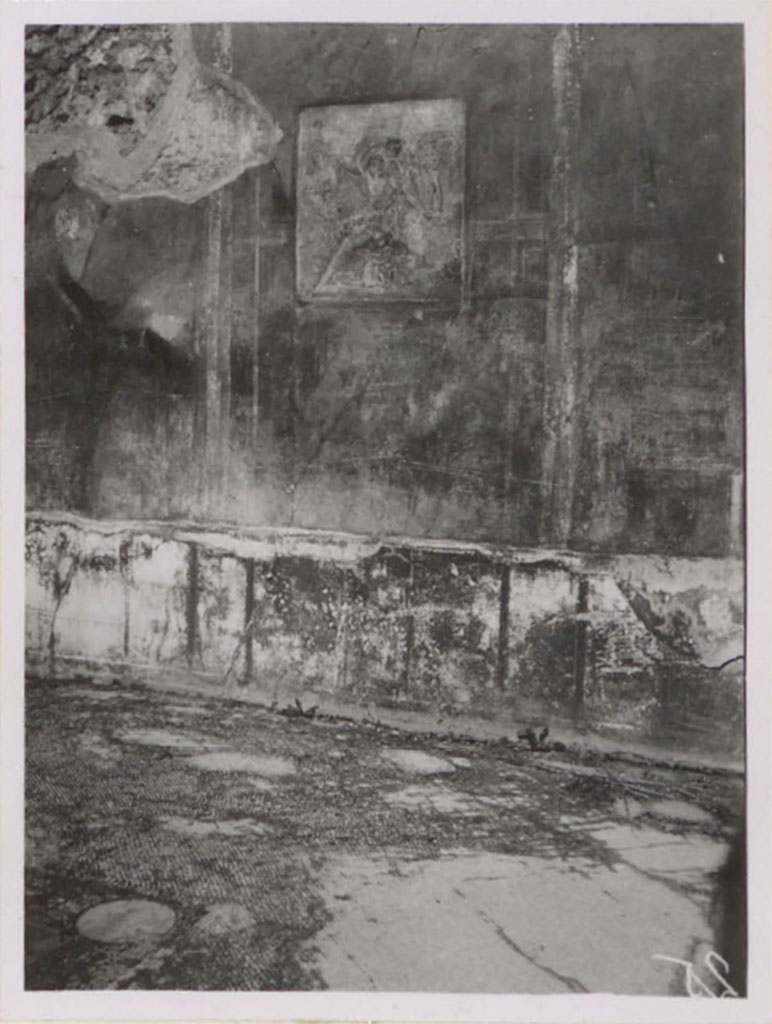 V.1.18 Pompeii. Pre-1943. Looking towards north wall of Exedra “o”.
See Warscher, T. 1942. Catalogo illustrato degli affreschi del Museo Nazionale di Napoli. Sala LXXXII. Vol.4. Rome, Swedish Institute, p.38, no.9.