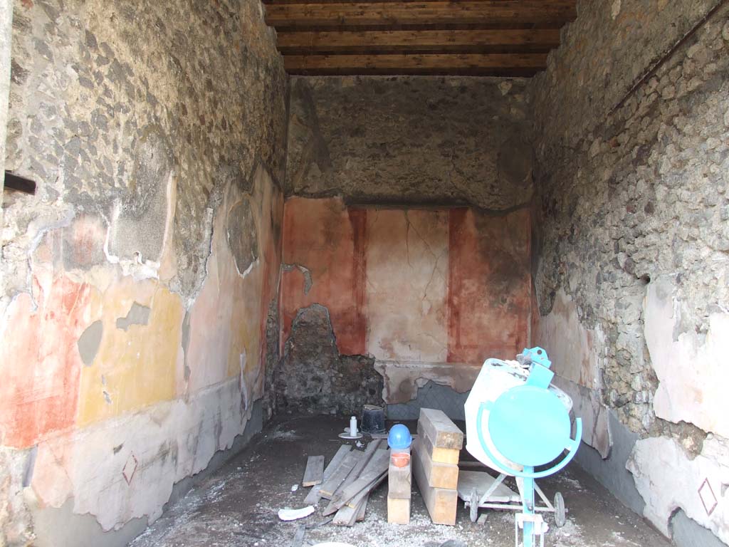 V.1.18 Pompeii. March 2009. Oecus “p”, large room on north side of peristyle. Looking north.