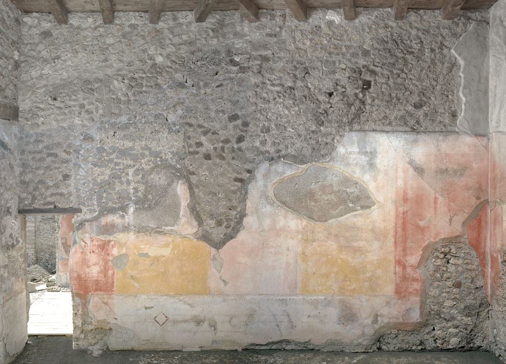 V.1.18 Pompeii. 2012. 
Room “p”, oecus, looking towards west wall with doorway into exedra “o”. Photo by Hans Thorwid.
“West wall in 2012. 
Restored parts of the wall photographed and merge with the lower part and floor line of earlier photos from 2005-07.”
Photo and words courtesy of The Swedish Pompeii Project.
