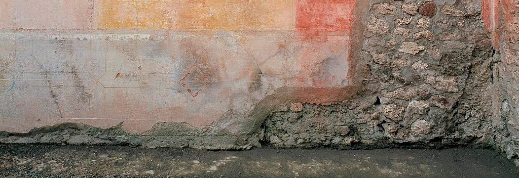 V.1.18 Pompeii. 2012.  
Room “p”, oecus, detail from zoccolo (socle) on west wall at north end. Photo by Hans Thorwid.
Photo courtesy of The Swedish Pompeii Project.
