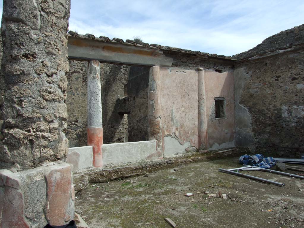 V.1.18 Pompeii. March 2009. Looking towards east wall of peristyle “i” and room “k” in south-east corner.