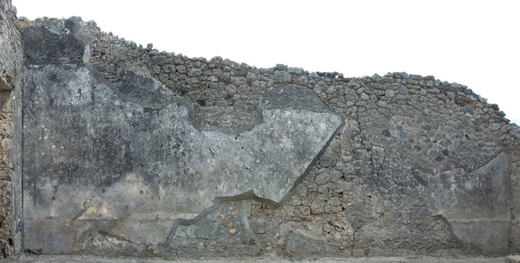 V.1.18 Pompeii. c.2005-2008.   
Looking towards south wall of the atrium in the south-east corner. Photo by Hans Thorwid.
Photo courtesy of The Swedish Pompeii Project.
