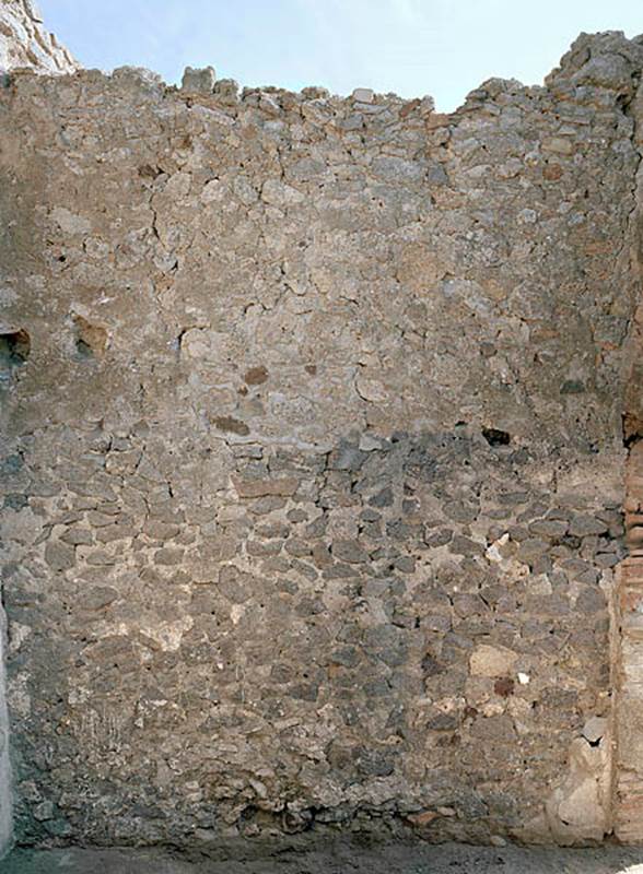 V.1.18 Pompeii. c.2005-2008.  Room “c”.
East wall before restoration. Photo by Hans Thorwid.
Photo courtesy of The Swedish Pompeii Project.

