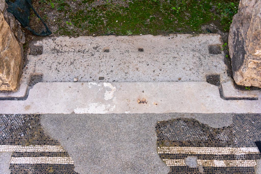 V.1.26 Pompeii. October 2023. Room “f”, threshold to cubiculum doorway. Photo courtesy of Johannes Eber.