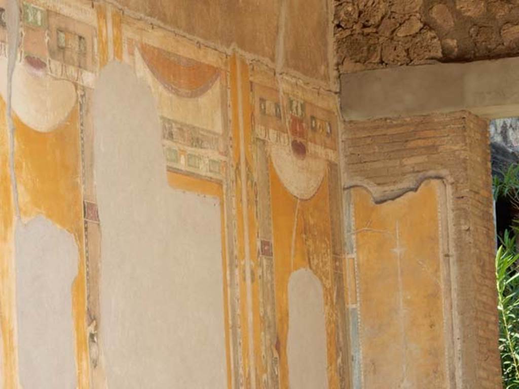 V.1.26, Pompeii. May 2018. Room “i”, detail of north wall of tablinum at east end. Photo courtesy of Buzz Ferebee. 

