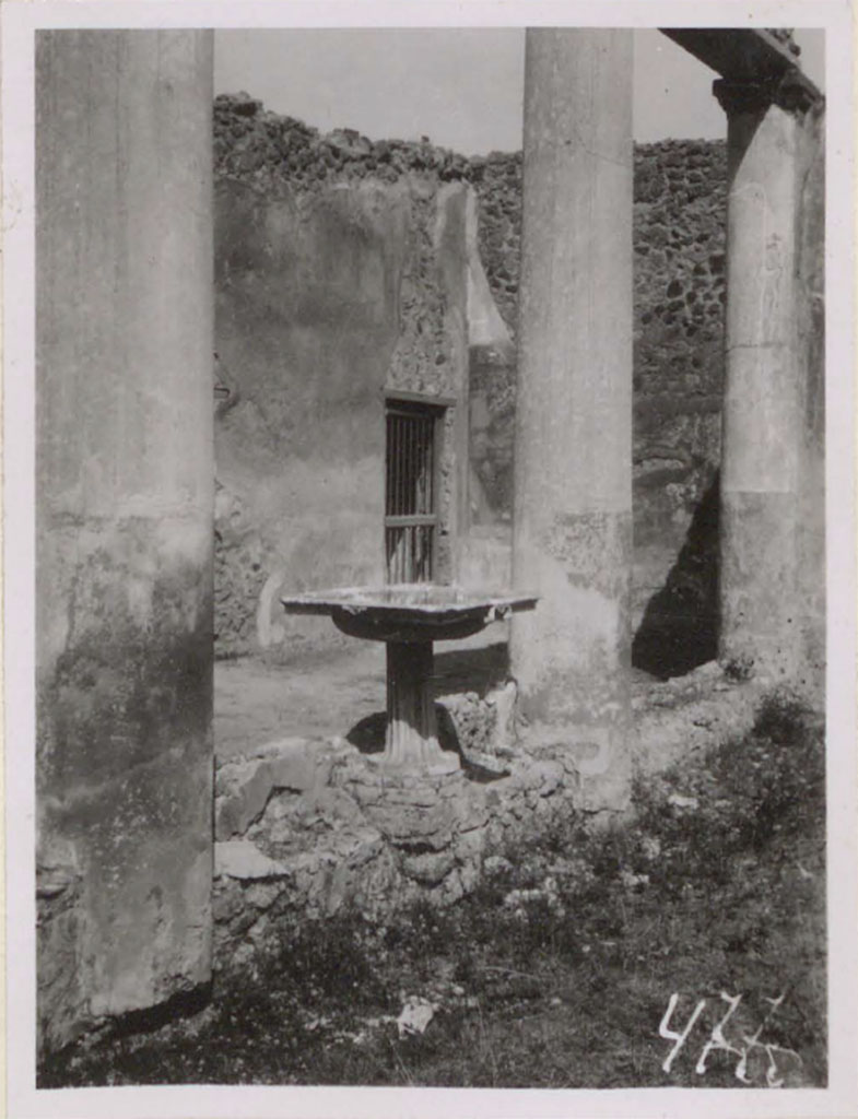 V.1.26 Pompeii. Pre-1943. 
Room L, looking north-west towards marble basin on north portico of peristyle, and doorway to room “q”, at rear.
See Warscher, T. 1942. Catalogo illustrato degli affreschi del Museo Nazionale di Napoli. Sala LXXXII. Vol.4. Rome, Swedish Institute, p.67, no.14.




