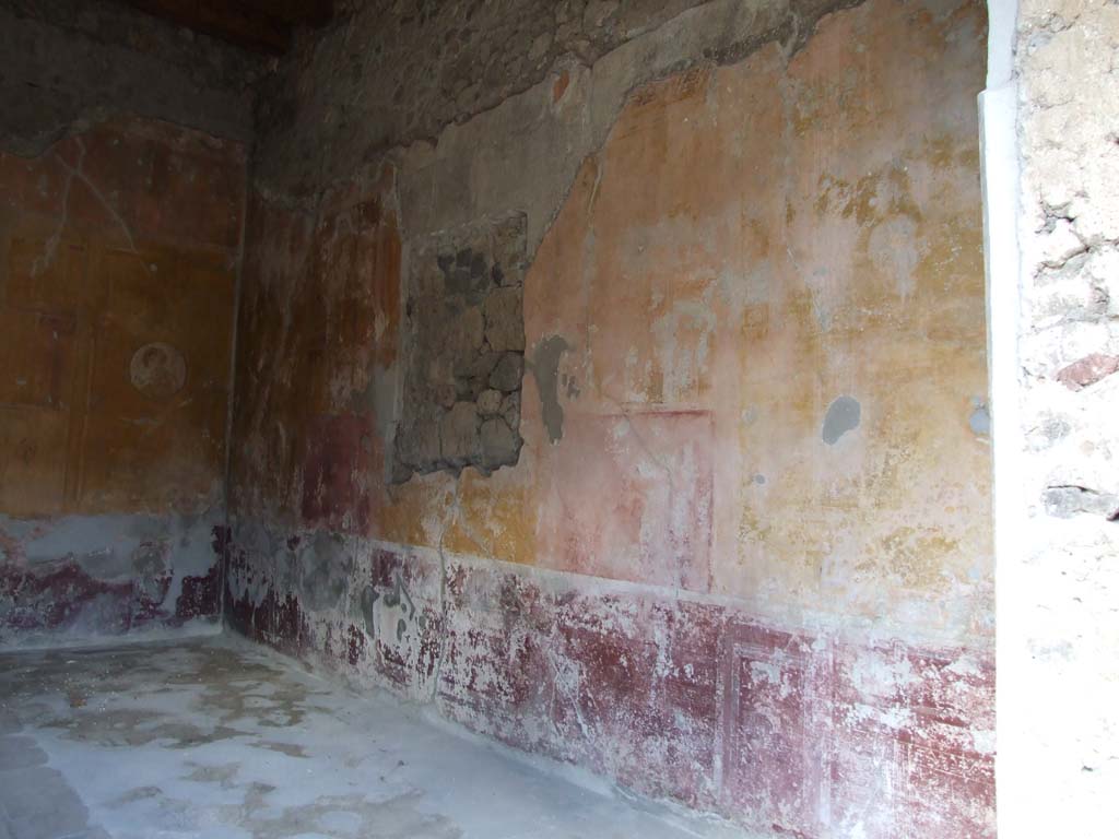 V.1.26 Pompeii. March 2009. Room “o”, north-east corner and east wall of triclinium. 