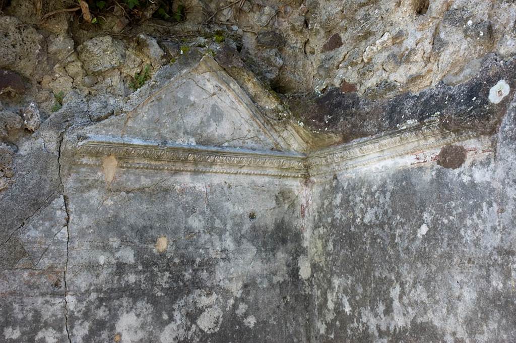 V.1.26 Pompeii. c.2003-2007.
Room “p”, stucco at south end of recess in east wall in south-east corner. Photo by Hans Thorwid.
Photo courtesy of The Swedish Pompeii Project.