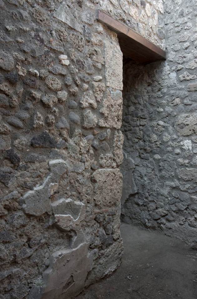 V.1.26 Pompeii. c.2003-2007.
Room “q”, west wall with recess. Photo by Hans Thorwid.
Photo courtesy of The Swedish Pompeii Project.