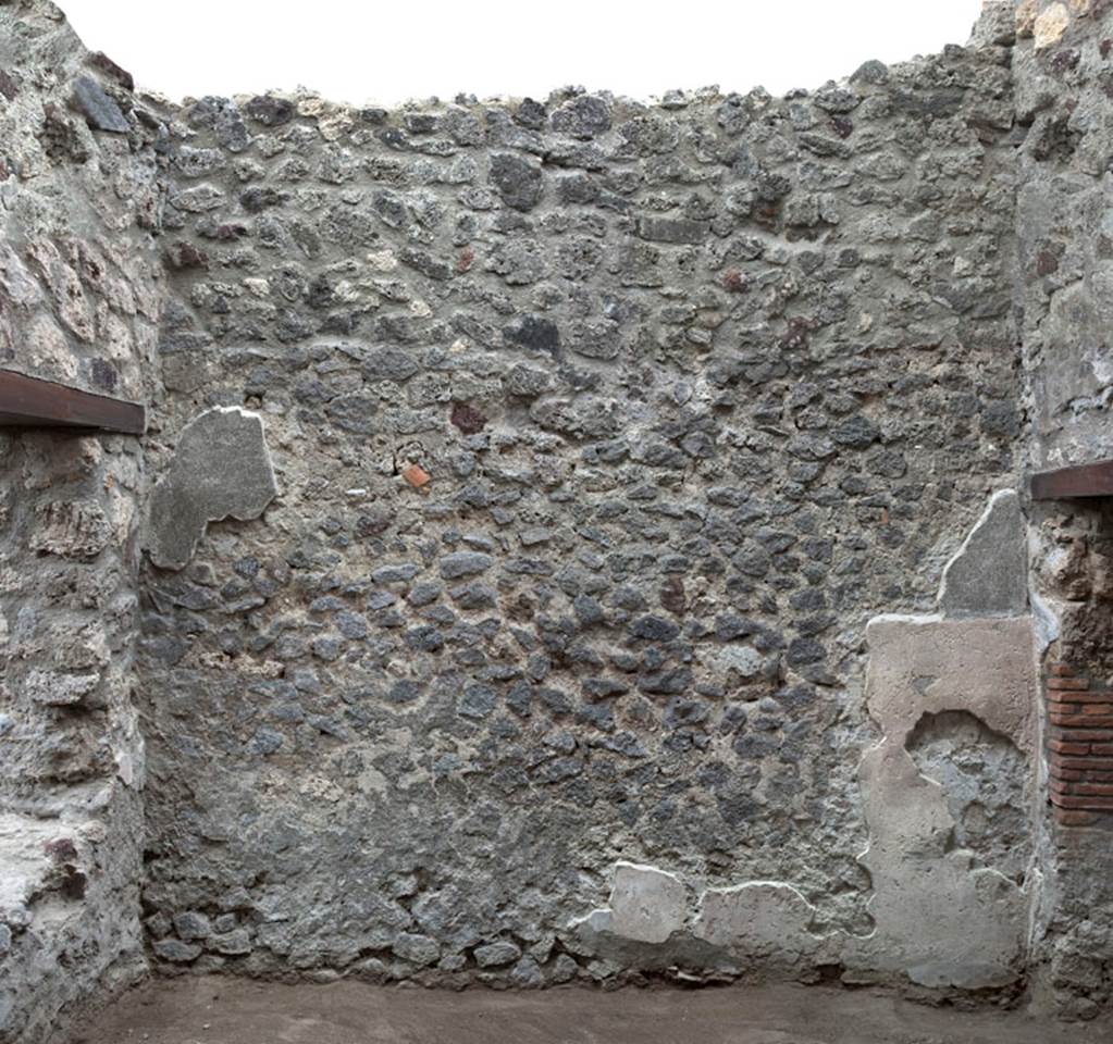 V.1.26 Pompeii. c.2003-2007.
Room “q”, east wall. Photo by Hans Thorwid.
Photo courtesy of The Swedish Pompeii Project.