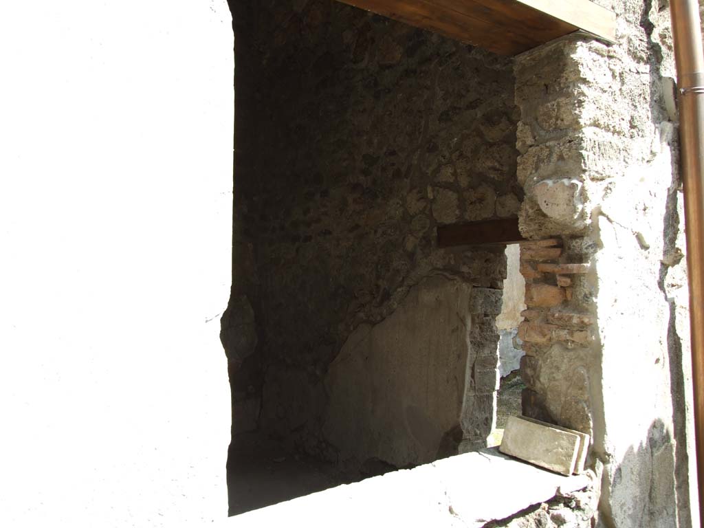 V.1.26 Pompeii. March 2009. Room “s”, west wall with window.