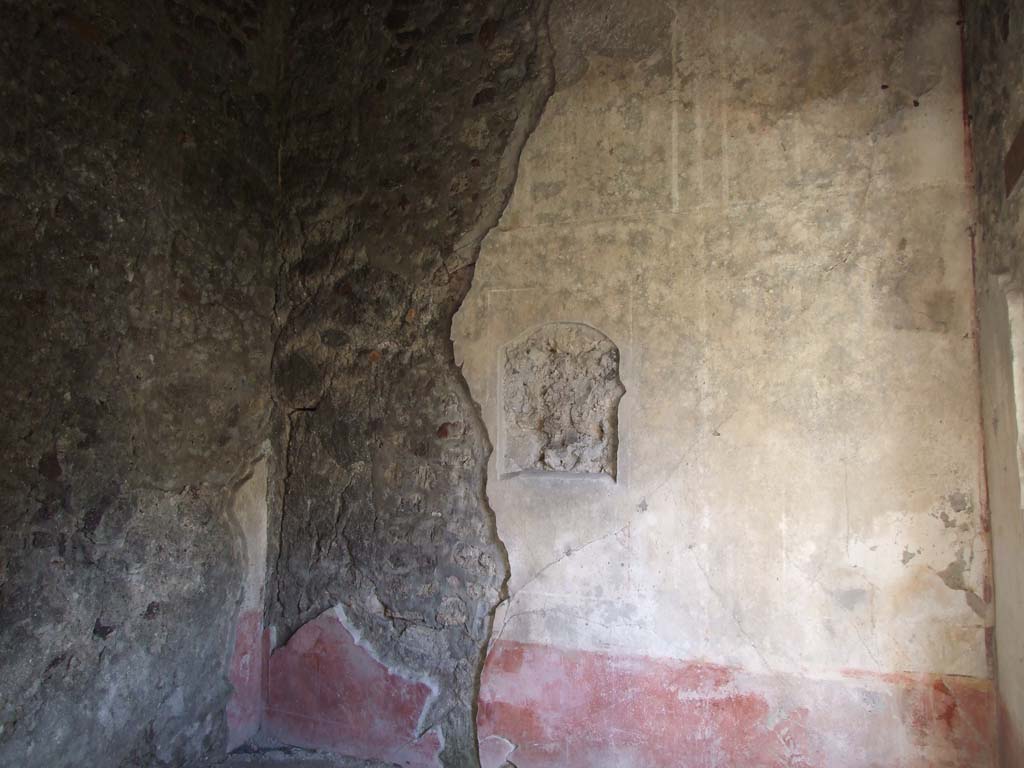 V.1.26 Pompeii. March 2009. Room “t”, east wall, on left, south-east corner, and south wall.
According to Mau –
No. 33 (page 229), painting of Hermaphrodite and Silenus on north wall (wall with entrance doorway).
No. 34 (page 230), left (east) wall, painting of Narcissus.
No. 35 (page 230), in the middle of the facing (south) wall, Mars and Venus.
See Mau in Bullettino dell’Instituto di Corrispondenza Archeologica (DAIR), 1876, (p. 229-230).
According to Niccolini –
“On the east side of the peristyle, that is facing towards the entrance, is situated an exedra between two cubicula, preceded by a small vestibule.
The cubiculum on the right was decorated with paintings of Mars and Venus, of Narcissus, and of Bacchus and Silenus.
In this peristyle, at the height of the floor above, the most important epigraphic discovery of its time, took place between the 3rd and 5th July 1875, the finding of the wax tablets”.
See Niccolini, F., 1890. Le Case ed i Monumenti, Vol. 3. Napoli, (La Casa del Banchiere L. Cecilio Giocondo, (p.3)).
See Niccolini, F., 1862. Le Case ed i Monumenti, Vol. 2. Napoli, (Descrizione Generale, Tav. XXIV, and Tav. XXVI below).