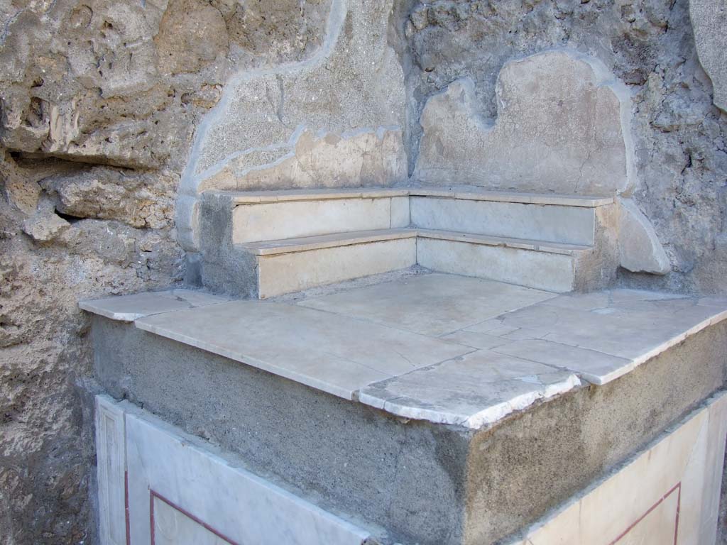 V.1.26 Pompeii. March 2009. Room “b”, atrium. Top of marble lararium.