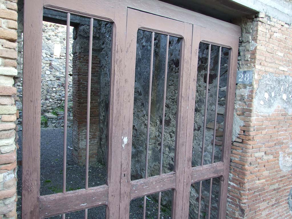 V.1.28 Pompeii. December 2006. Entrance and south wall of fauces/entrance corridor.