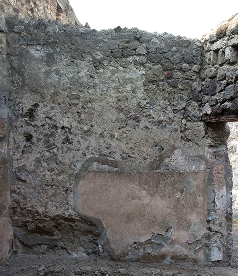 V.1.28 Pompeii. c.2008-10.  
North wall of room “e”, a room on west side of room “b”. Photo by Hans Thorwid.
Photo courtesy of The Swedish Pompeii Project.
