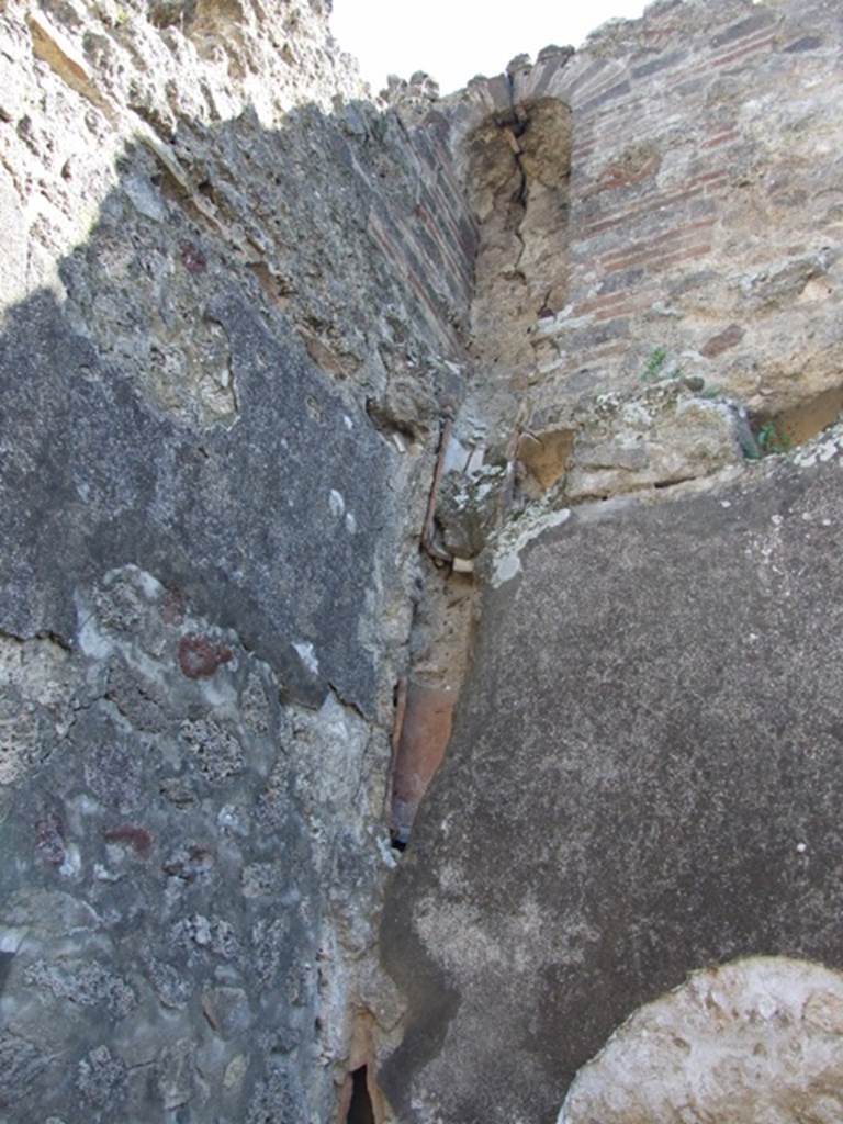 V.1.30 Pompeii.  March 2009.  Rear room.  The arch in the corner, at upper floor level, was a niche latrine.