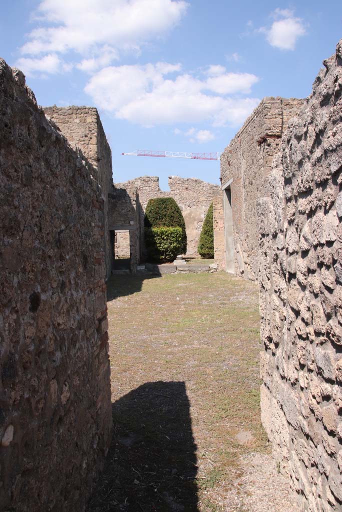 V.2.1 Pompeii. September 2021. 
Looking north from the entrance corridor/fauces across the atrium and site of impluvium to the garden area. Photo courtesy of Klaus Heese.
