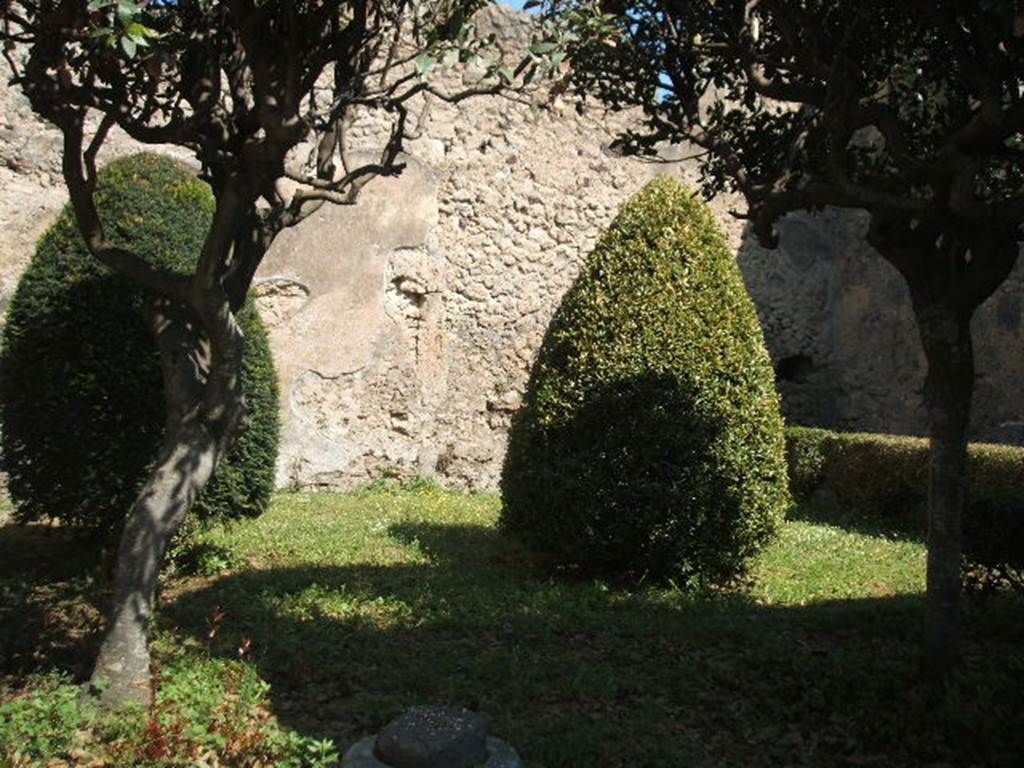 V.2.1 Pompeii.  May 2005.  Room 14, Garden area.