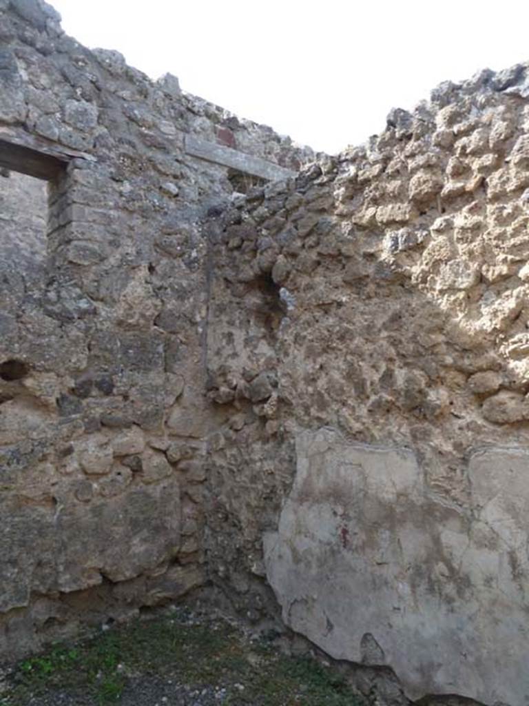 V.2.1 Pompeii. September 2015. North-west corner of second room.