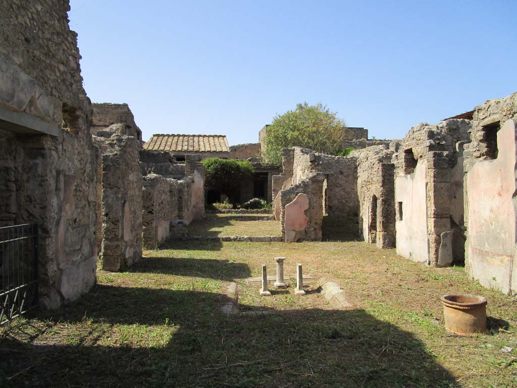 V.2.4, Pompeii. April 2019. Looking north across atrium. Photo courtesy of Rick Bauer.