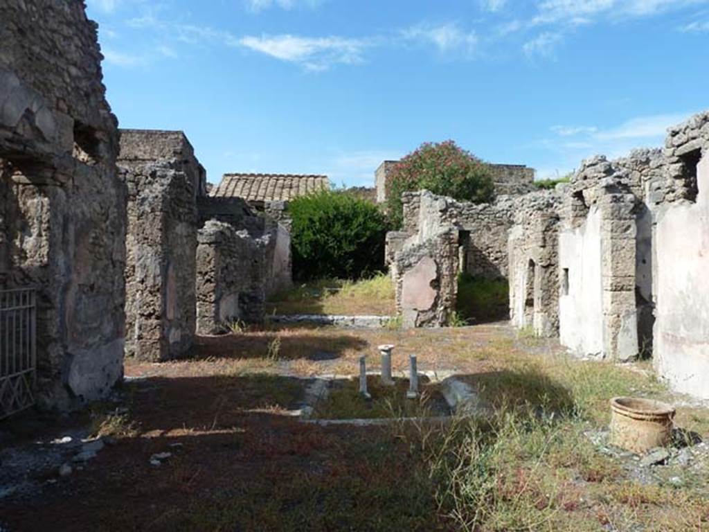 V.2.4 Pompeii. September 2015. Looking north across atrium.