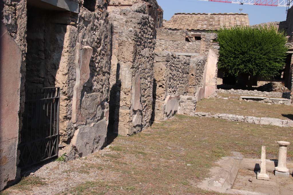 V.2.4 Pompeii. September 2021. 
Looking north-west towards west side of atrium, with doorways to rooms 2, 3, 4 and 5. Photo courtesy of Klaus Heese.
