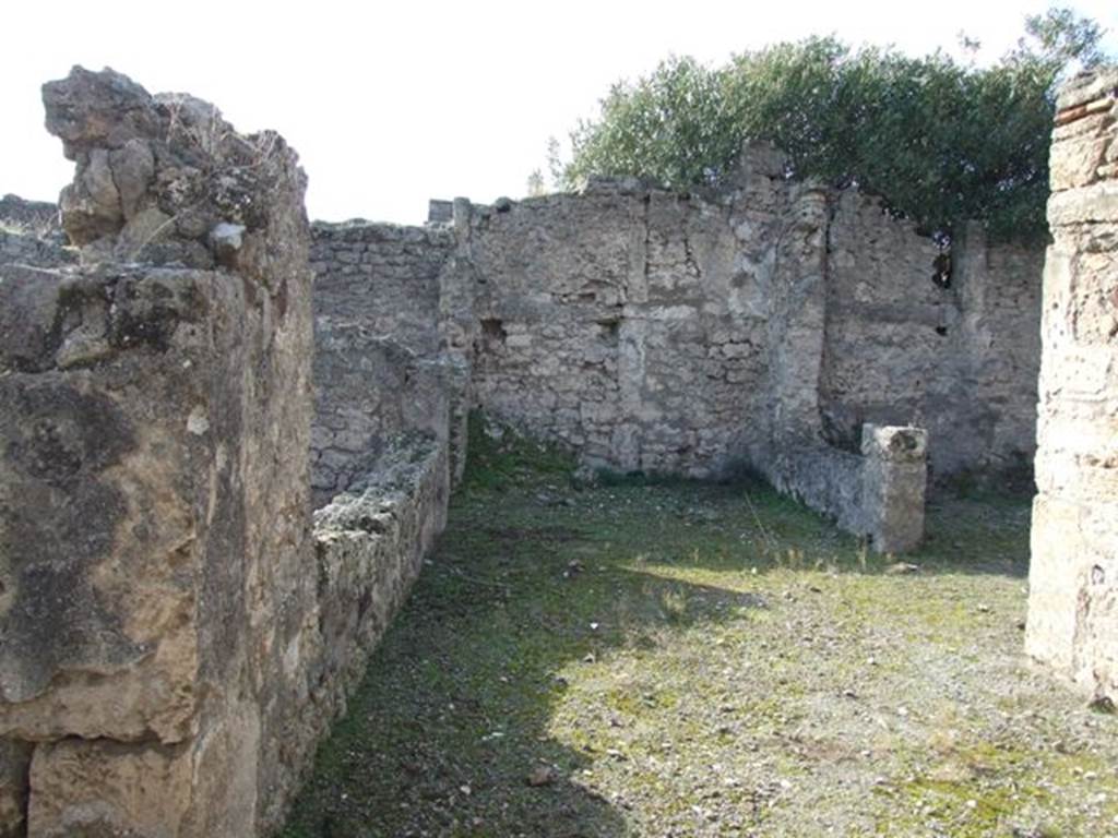V.2.7 Pompeii. December 2007. 
Room 10, looking west along rear window of triclinium/tablinum, on left, towards a �living room�, overlooking the garden area, on right.
In the south-west corner, a pile of lime was found.

