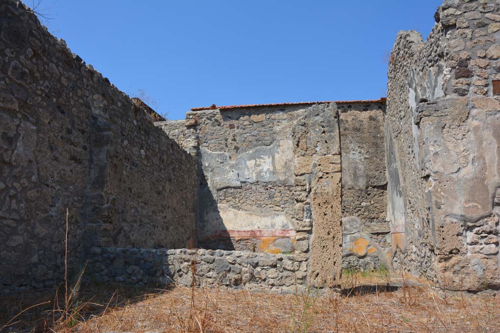 V.2.10 Pompeii. September 2019. Room 12, looking north from north portico towards windowed triclinium.
Foto Annette Haug, ERC Grant 681269 DÉCOR.
