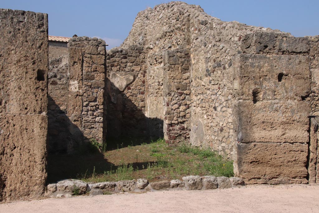 V.2.12 Pompeii. October 2023. Looking north towards entrance doorway. Photo courtesy of Klaus Heese.