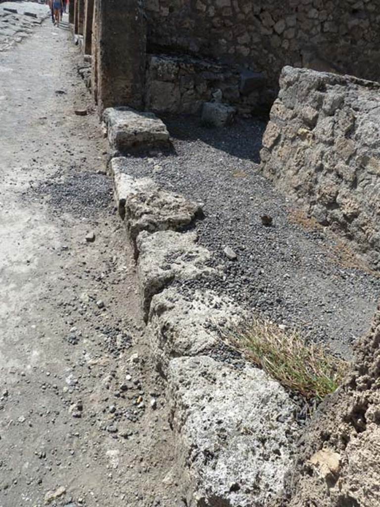 V.2.13 Pompeii. September 2015. Looking west along entrance doorway threshold.