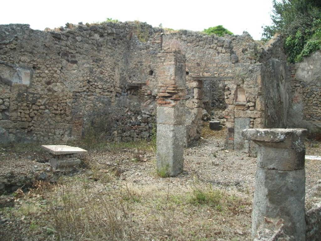 V.2.15 Pompeii. May 2005.  Looking north west across peristyle.  