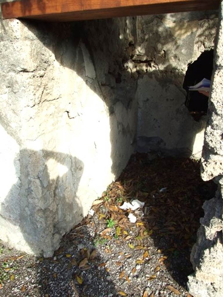 V.2.15 Pompeii. December 2007. Doorway to room 6, looking east. According to NdS, on the east side of the peristyle was the doorway to a cubiculum. Found in large red letters on the east wall, 0.45m high, was the word RODINVS. Below, was a roughly painted life-sized red boar. See Notizie degli Scavi, 1896, (p.439)
