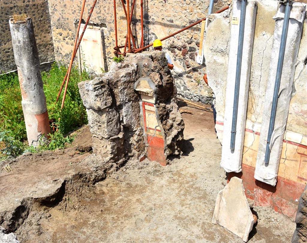 V.2.Pompeii. Casa di Orione. May 2018. Room A6, looking towards portico A19 and garden with uncovered lararium painting on north wall.
Photograph © Parco Archeologico di Pompei.
