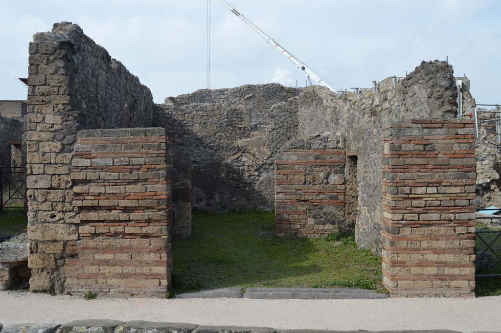 V.2.17 Pompeii. March 2019. Looking north towards entrance doorway on Via di Nola.
Foto Taylor Lauritsen, ERC Grant 681269 DÉCOR.
