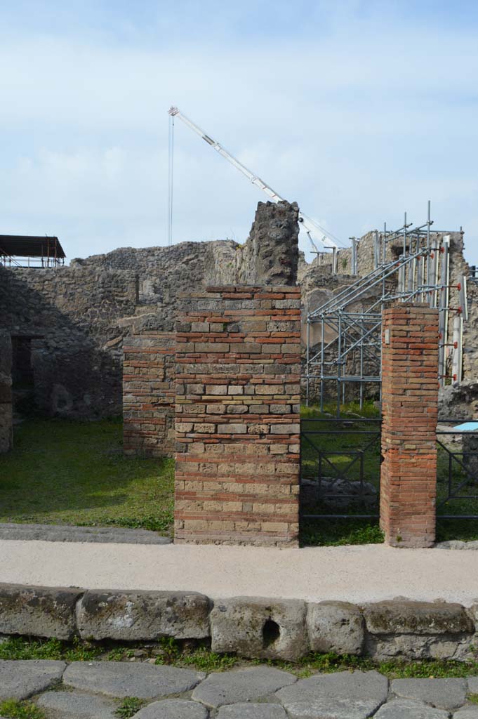 V.2.18 Pompeii. March 2019. Looking north to entrance doorway, in centre.
Foto Taylor Lauritsen, ERC Grant 681269 D�COR.
