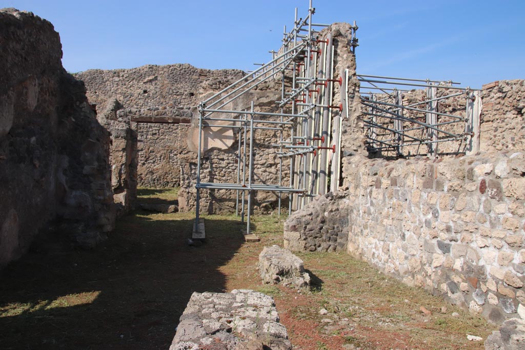 V.2.19 Pompeii. October 2022. Looking north from bar-counter. Photo courtesy of Klaus Heese.