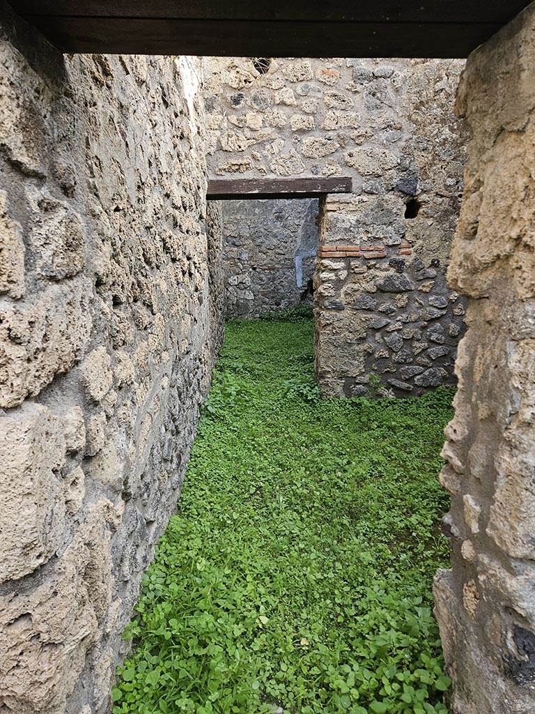 V.2.b Pompeii. November 2024. 
Looking east through doorway from atrium “b”, into room “c”, kitchen. Photo courtesy of Annette Haug.
