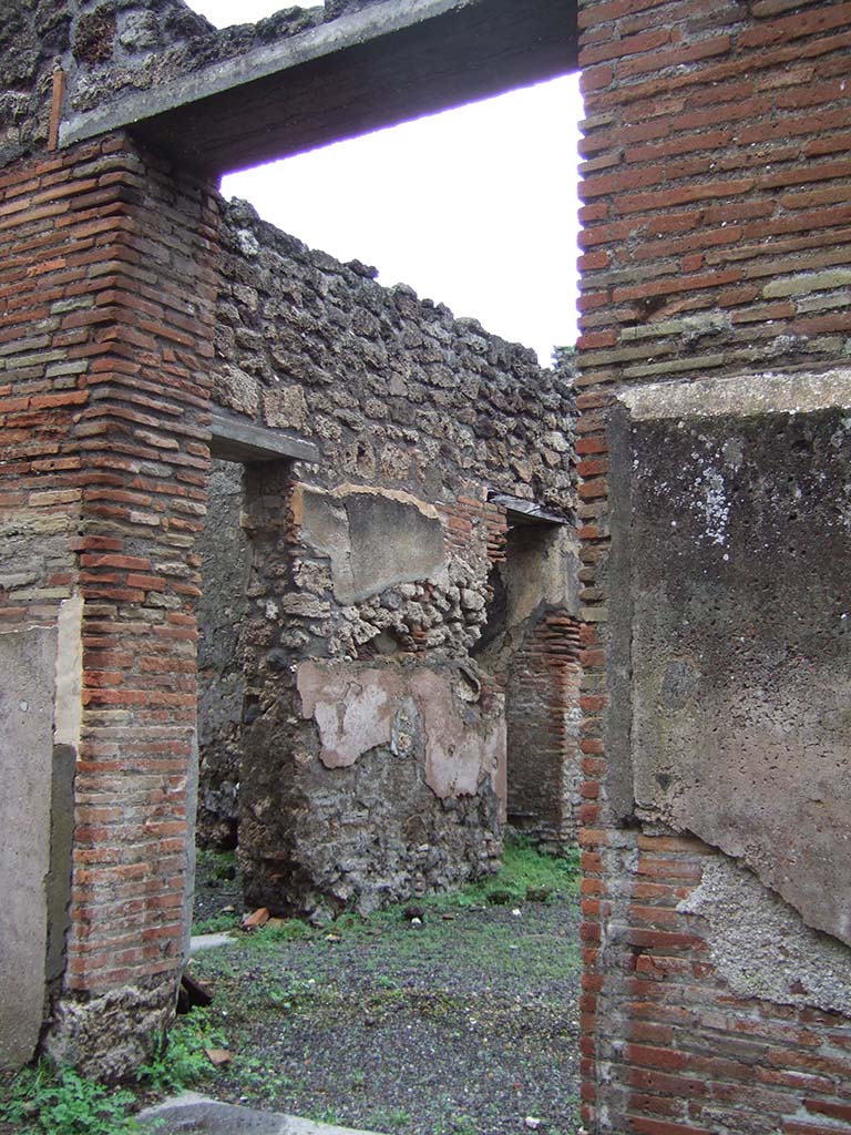 V.2.e Pompeii. December 2005. Entrance doorway.