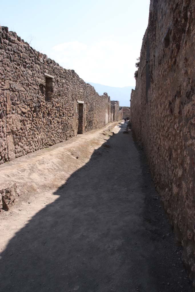 V.2.f, Pompeii, on left. September 2021. 
Vicolo di Cecilio Giocondo looking south from junction with Vicolo delle Nozze d�Argento.
Photo courtesy of Klaus Heese.
