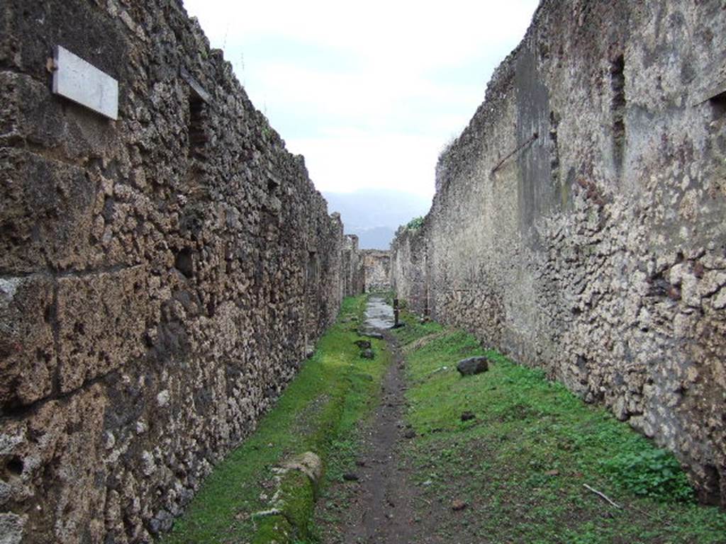 V.2.f Pompeii. December 2005. Vicolo di Cecilio Giocondo looking south from junction with Vicolo delle Nozze d�Argento.