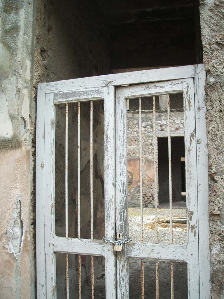 V.2.h Pompeii. May 2005. Looking south through entrance to fauces ‘a’ and atrium ‘d’.