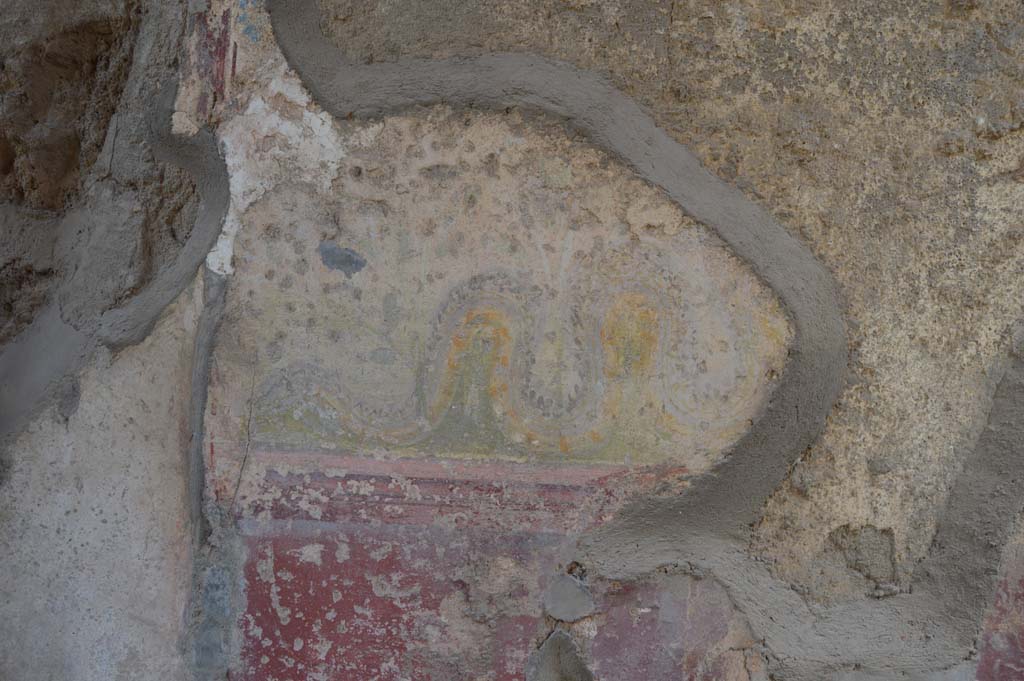 V.2.h Pompeii. October 2017. 
North end of east wall of entrance corridor/fauces ‘a’, with remains of painted serpent on left side of niche.
Foto Taylor Lauritsen, ERC Grant 681269 DÉCOR.

